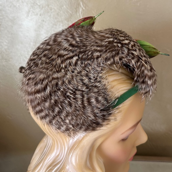 ASTOUNDING HIG FASHION 1940's SPOTTED FEATHER HAT WITH 2 "BIRDS"/TAILS - Picture 8 of 16